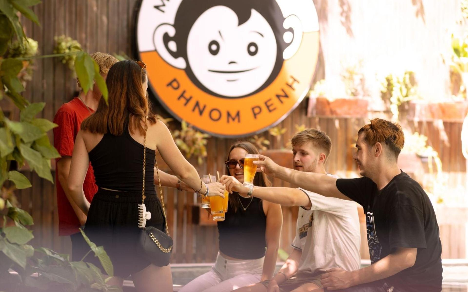 Mad Monkey Hostel Phnom Penh Exterior photo